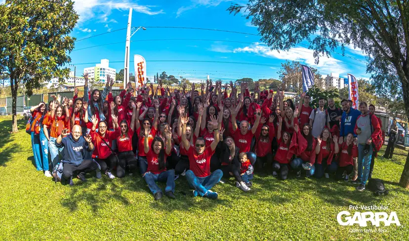 Alunos do Garra reunidos ao ar livre com camisetas da escola