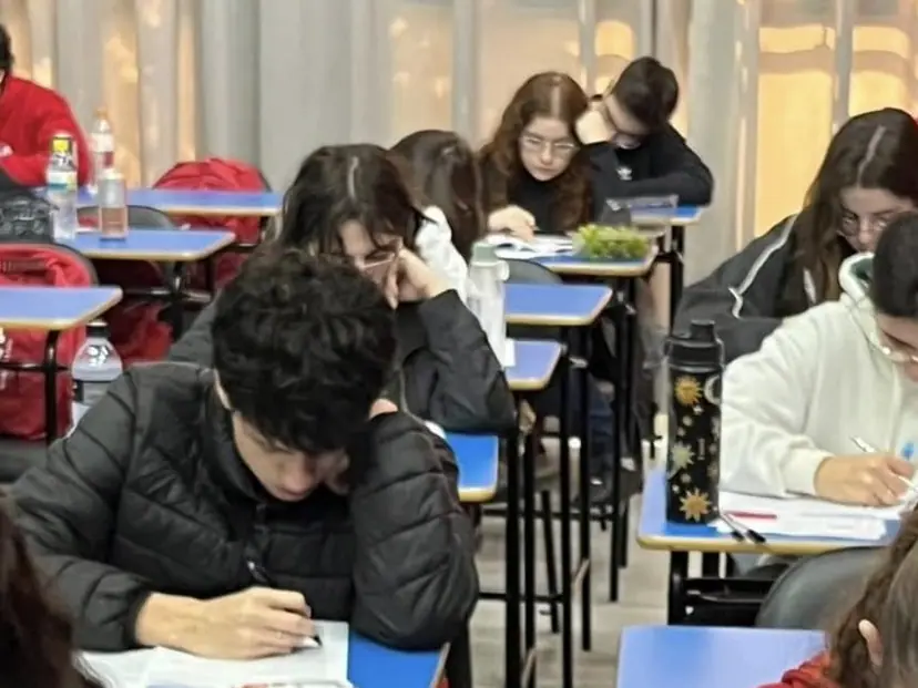 Alunos do Garra concentrados, estudando em sala de aula